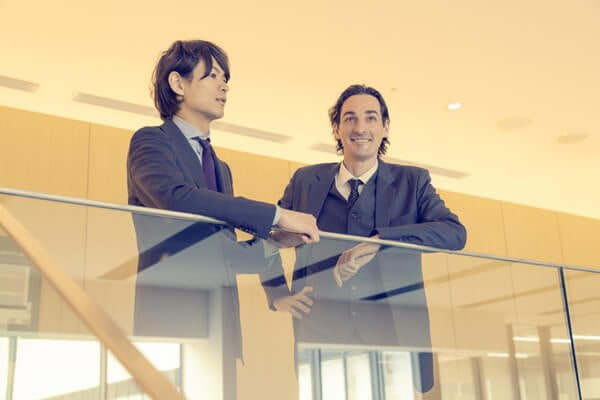 会話するビジネスマン